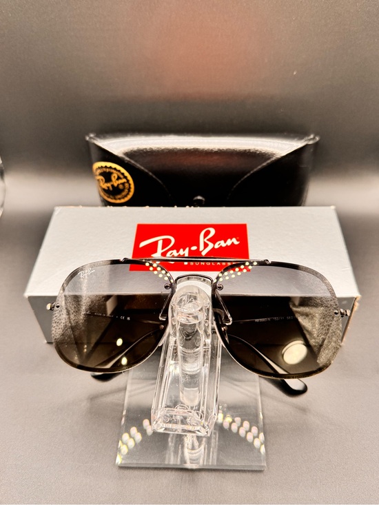 Ray-Ban Accessories - Ray-Ban Aviator Sunglasses - Black Gradient Lenses with Silver Frame
